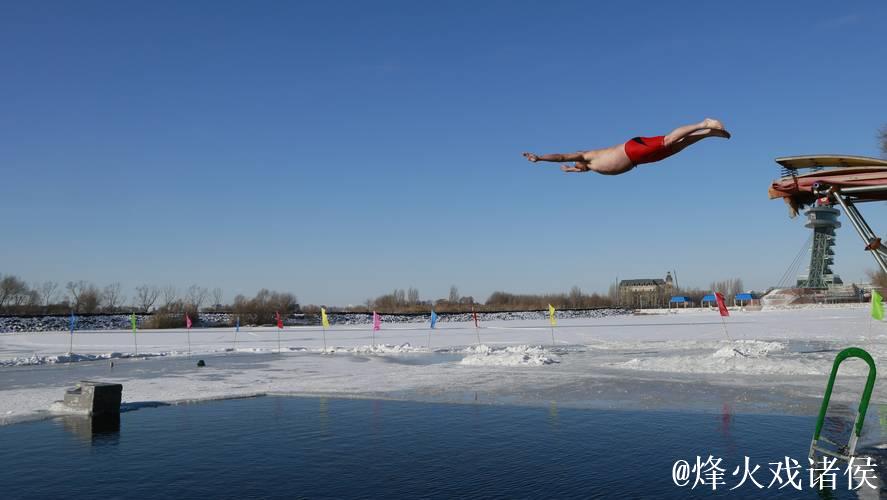抚顺浑河畔332名中外泳士冬泳竞技，上演冰与火的较量